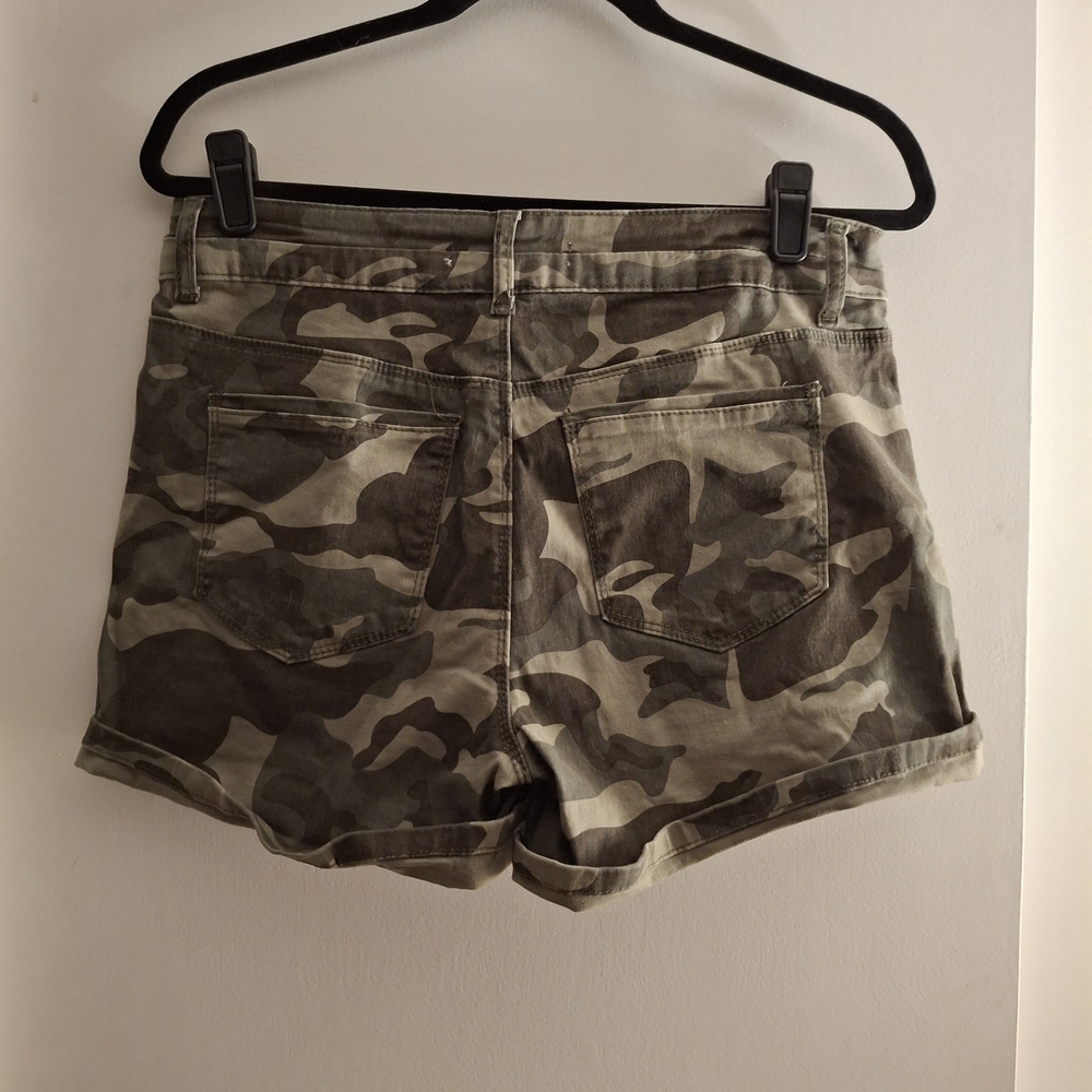 Royalty Collection Green and Brown Camo Cargo Shorts Durable Design - Picture 2 of 6